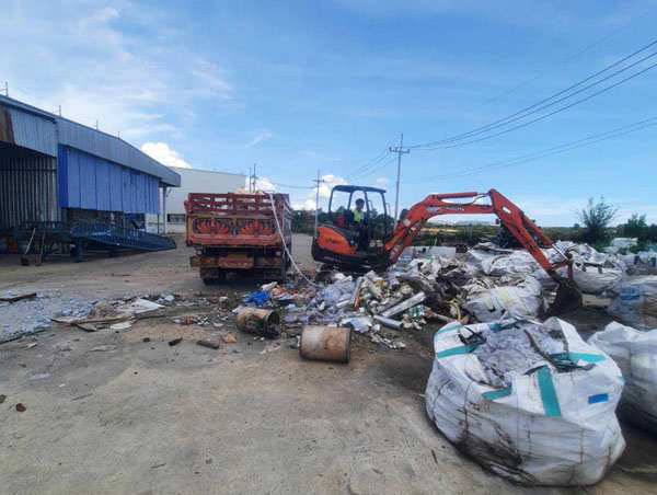 ขนเศษปูนหลังรีโนเวทบ้าน